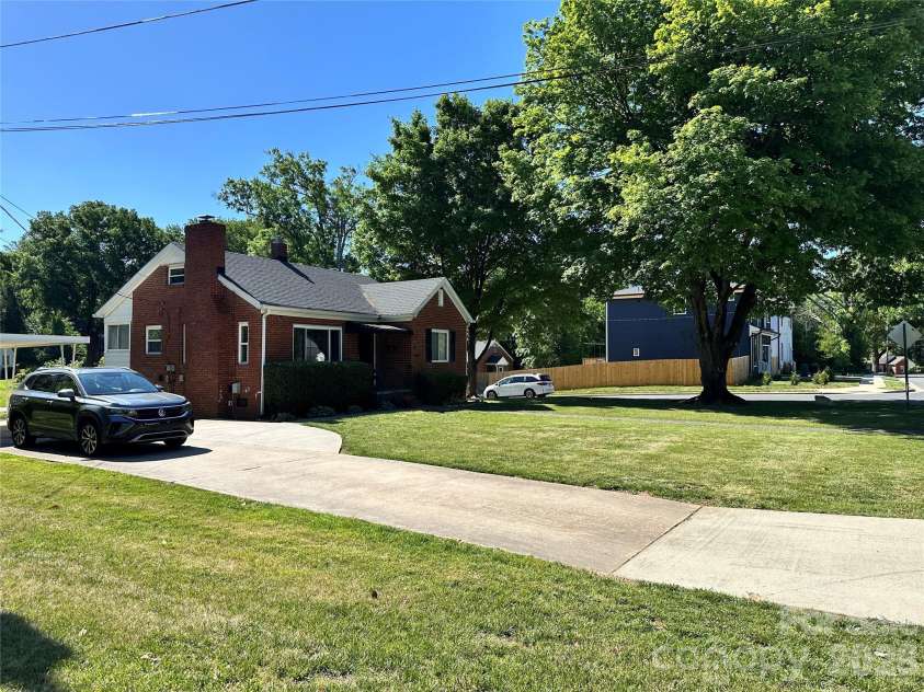 600 Cama Street, Charlotte, NC 28217.  MLS# CAR4403956, YatesRealty ID 23309. 