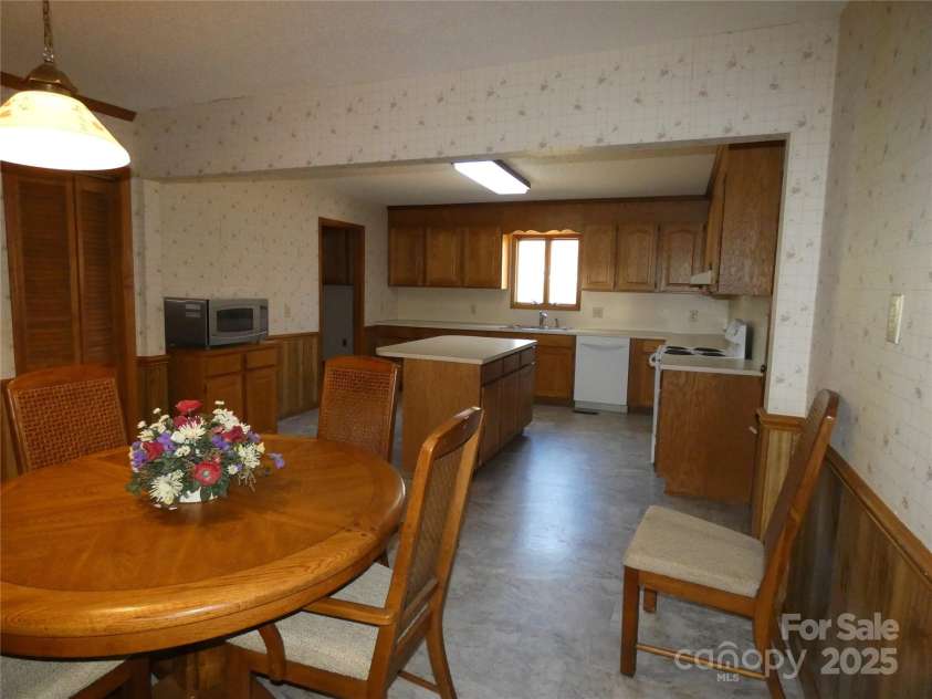 150 Fonda Road, Statesville, NC 28677.  MLS# CAR4321671, YatesRealty ID 2331. Dining Area looking into the Kitchen