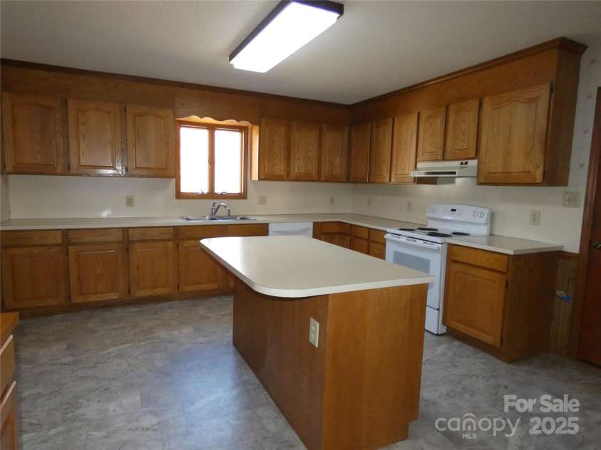 150 Fonda Road, Statesville, NC 28677.  MLS# CAR4321671, YatesRealty ID 2331. Spacious Kitchen w/Island