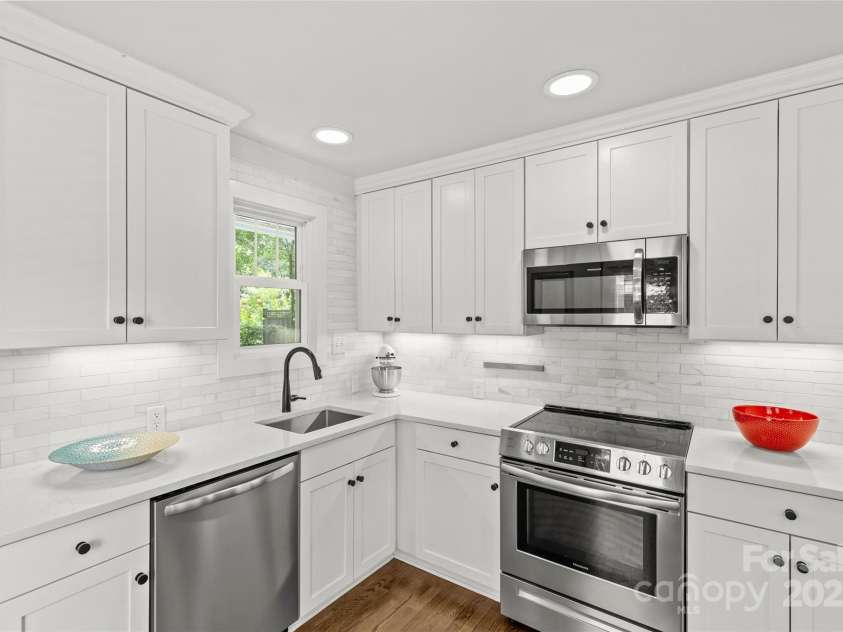 1713 Shamrock Drive, Charlotte, NC 28205.  MLS# CAR4265111, YatesRealty ID 23311. 