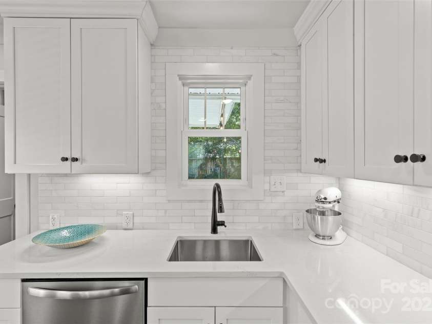 1713 Shamrock Drive, Charlotte, NC 28205.  MLS# CAR4265111, YatesRealty ID 23311. 
