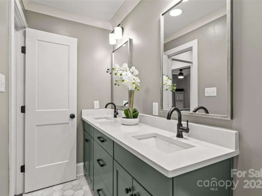 1713 Shamrock Drive, Charlotte, NC 28205.  MLS# CAR4265111, YatesRealty ID 23311. 