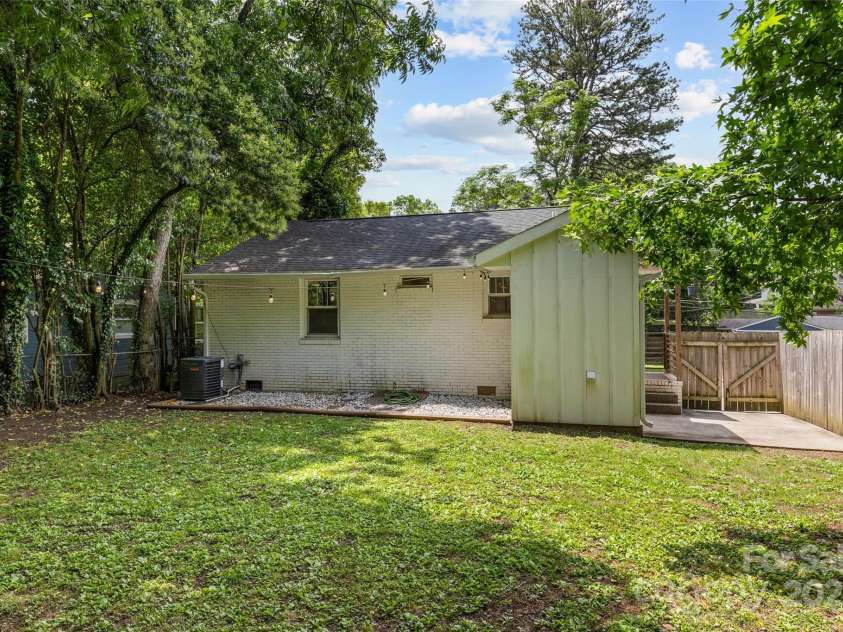 1713 Shamrock Drive, Charlotte, NC 28205.  MLS# CAR4265111, YatesRealty ID 23311. 