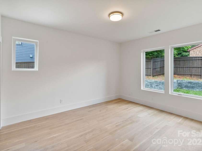 129 French Street, Charlotte, NC 28216.  MLS# CAR4269103, YatesRealty ID 23312. 