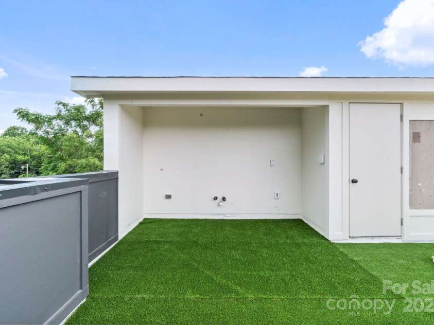 129 French Street, Charlotte, NC 28216.  MLS# CAR4269103, YatesRealty ID 23312. 