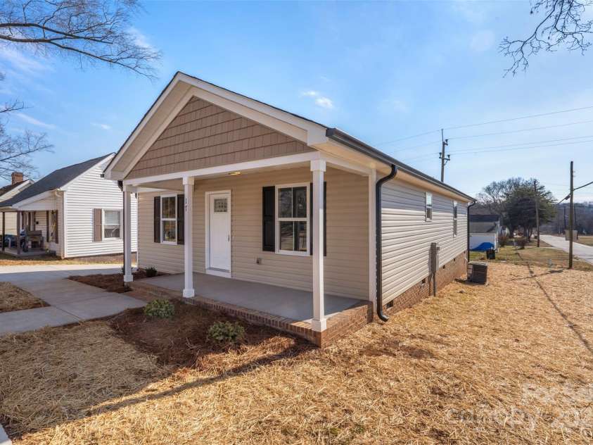 17 Arlington Street, Salisbury, NC 28144.  MLS# CAR4206284, YatesRealty ID 23313. 