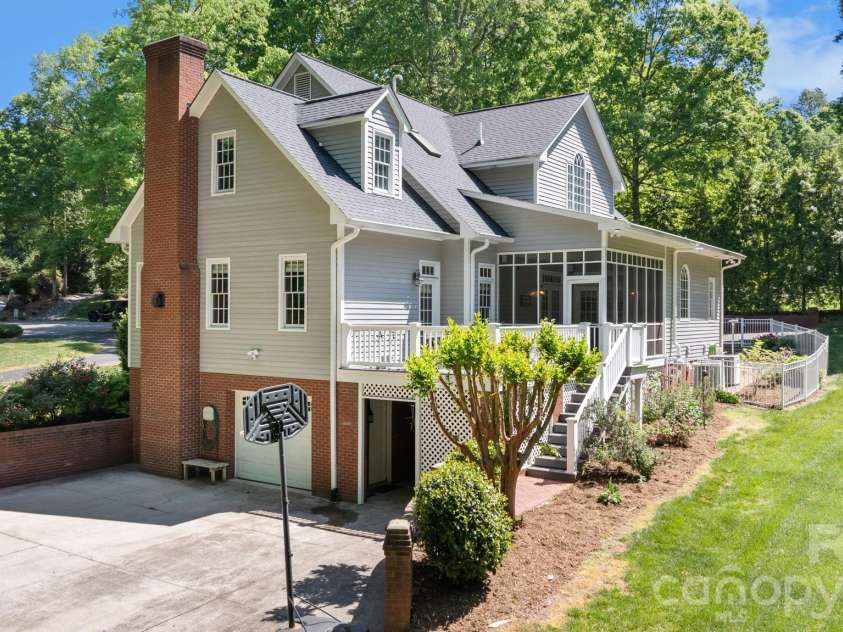 2953 Ninth Tee Drive, Newton, NC 28658.  MLS# CAR4370271, YatesRealty ID 23313. 