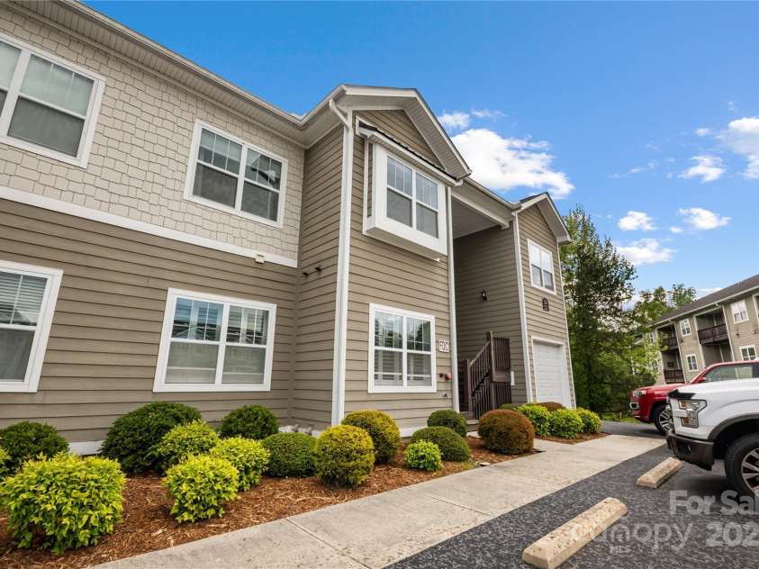 124 Foxden Drive, Fletcher, NC 28732.  MLS# CAR4244379, YatesRealty ID 23317. 