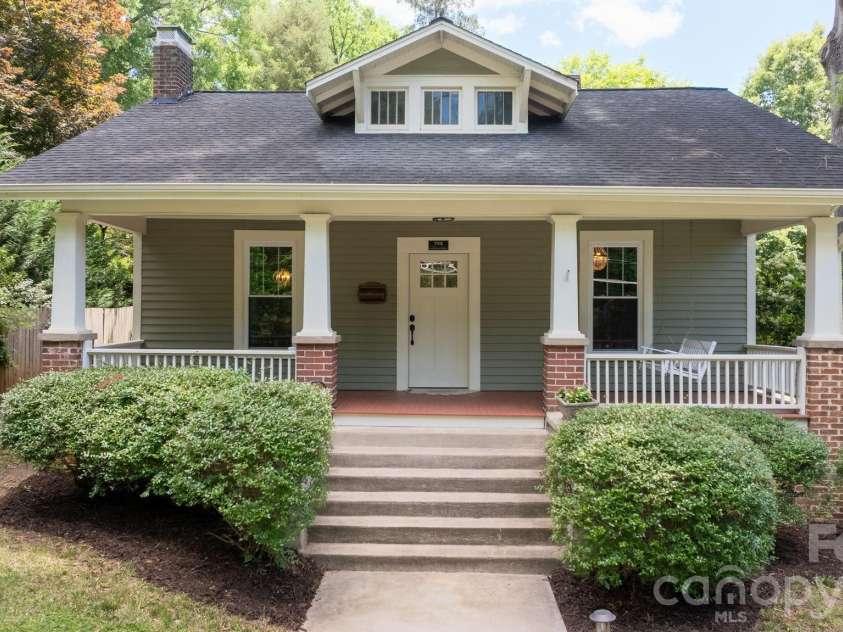 722 Broad Street, Statesville, NC 28677.  MLS# CAR4382315, YatesRealty ID 23318. 