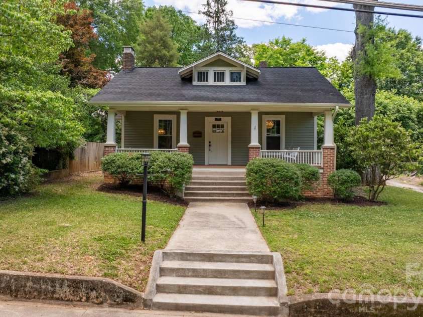 722 Broad Street, Statesville, NC 28677.  MLS# CAR4382315, YatesRealty ID 23318. 