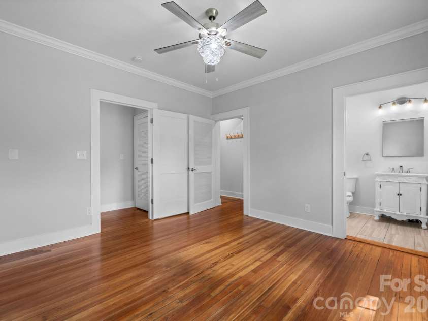 722 Broad Street, Statesville, NC 28677.  MLS# CAR4382315, YatesRealty ID 23318. 