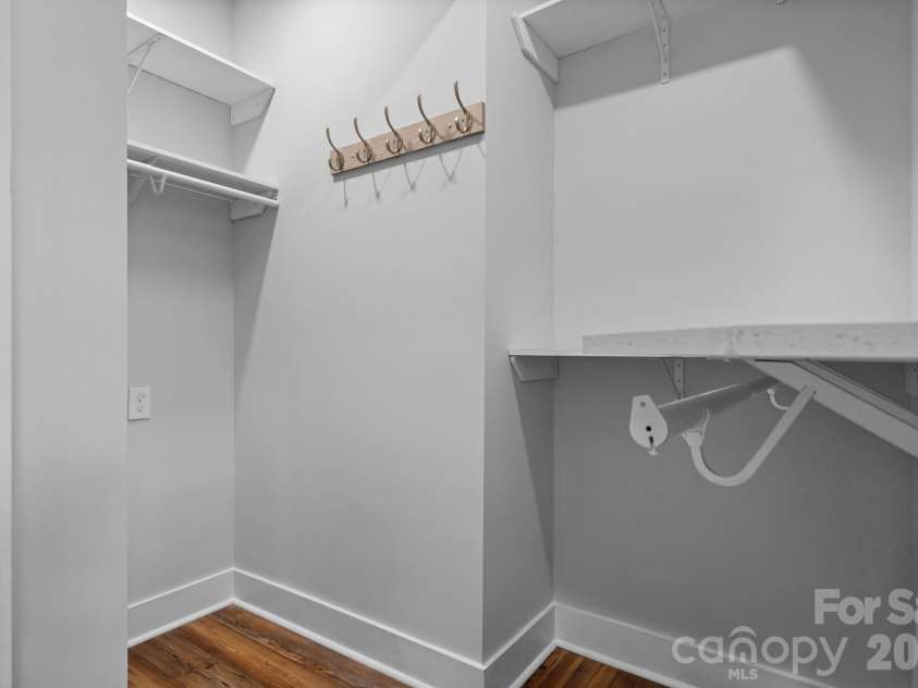 722 Broad Street, Statesville, NC 28677.  MLS# CAR4382315, YatesRealty ID 23318. 