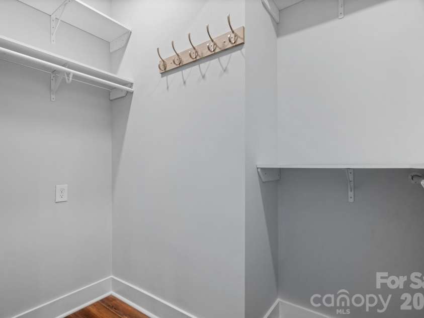 722 Broad Street, Statesville, NC 28677.  MLS# CAR4382315, YatesRealty ID 23318. 