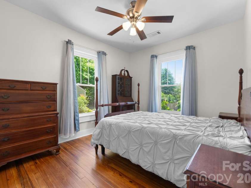 722 Broad Street, Statesville, NC 28677.  MLS# CAR4382315, YatesRealty ID 23318. 