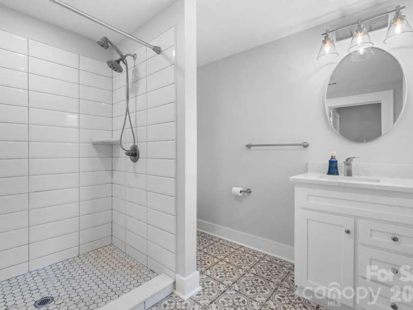 722 Broad Street, Statesville, NC 28677.  MLS# CAR4382315, YatesRealty ID 23318. 