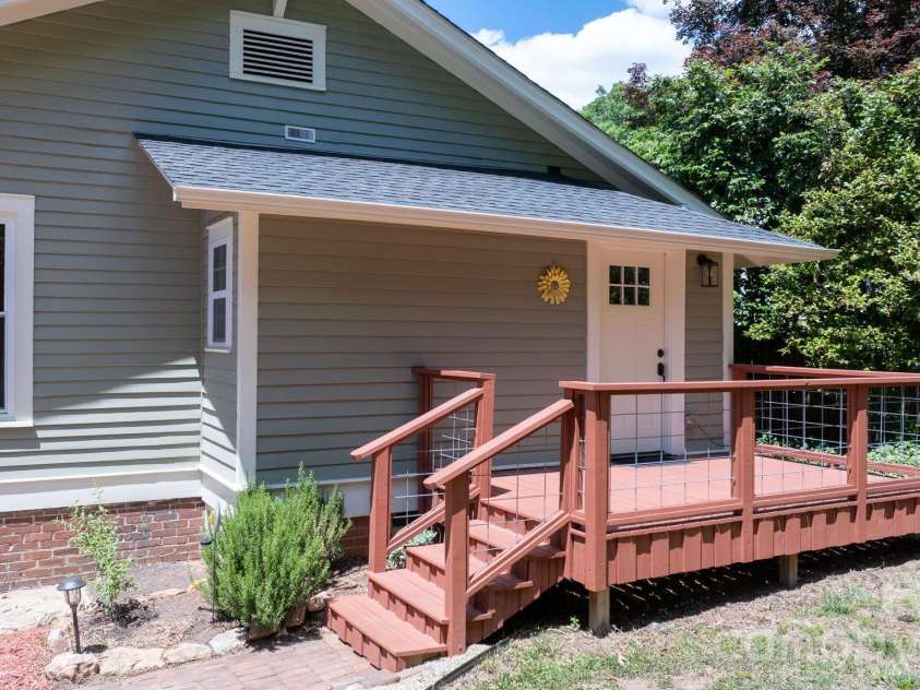 722 Broad Street, Statesville, NC 28677.  MLS# CAR4382315, YatesRealty ID 23318. 