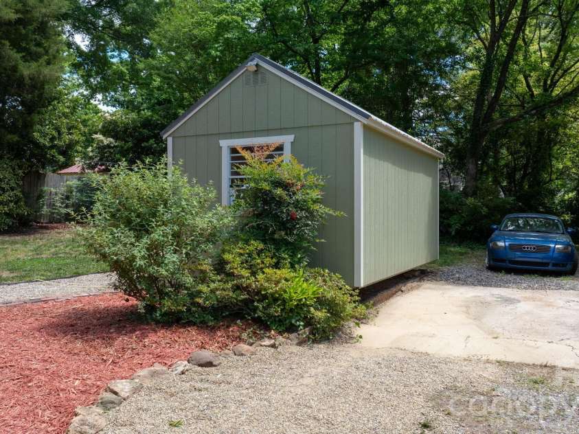722 Broad Street, Statesville, NC 28677.  MLS# CAR4382315, YatesRealty ID 23318. 