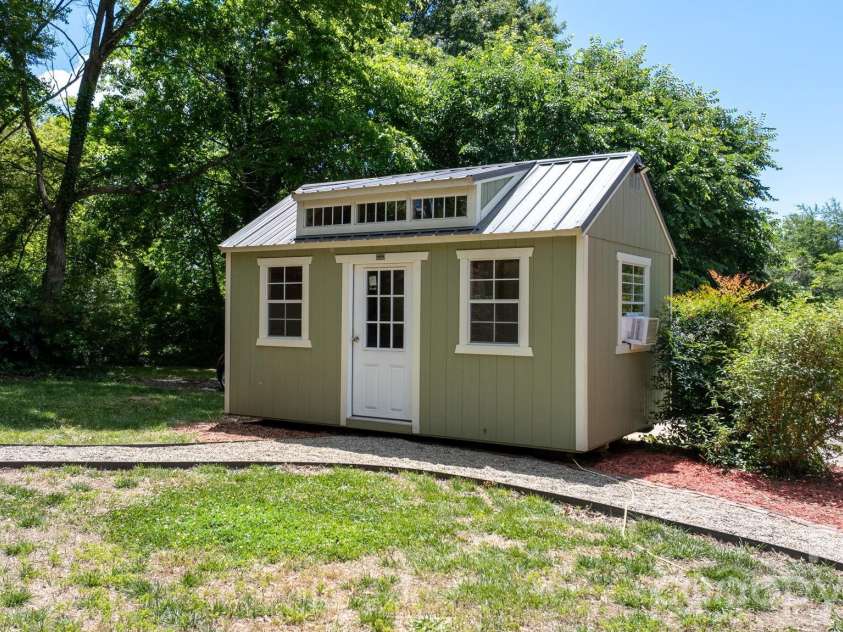 722 Broad Street, Statesville, NC 28677.  MLS# CAR4382315, YatesRealty ID 23318. 
