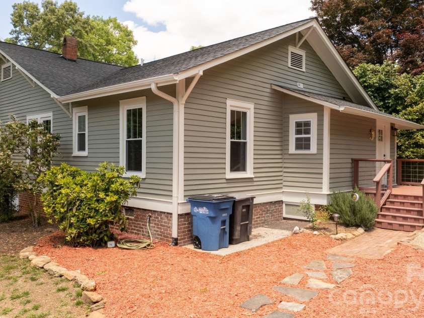 722 Broad Street, Statesville, NC 28677.  MLS# CAR4382315, YatesRealty ID 23318. 