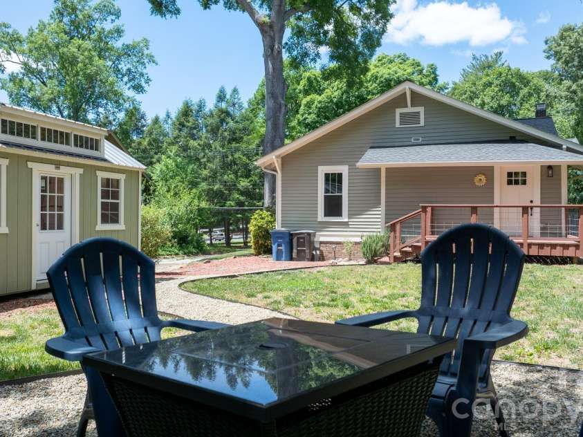 722 Broad Street, Statesville, NC 28677.  MLS# CAR4382315, YatesRealty ID 23318. 