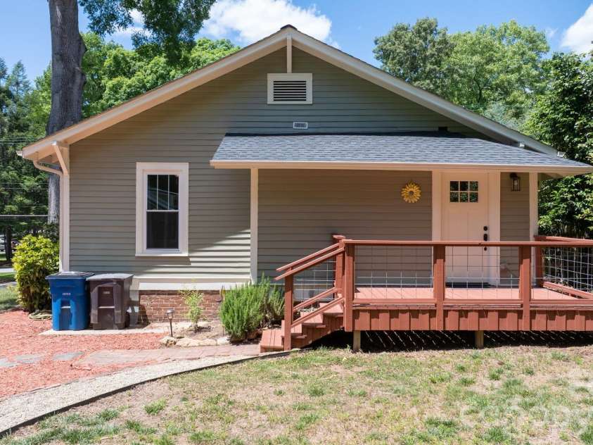 722 Broad Street, Statesville, NC 28677.  MLS# CAR4382315, YatesRealty ID 23318. 