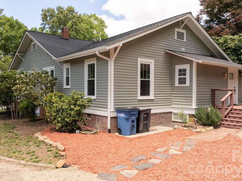 722 Broad Street, Statesville, NC 28677.  MLS# CAR4382315, YatesRealty ID 23318. 