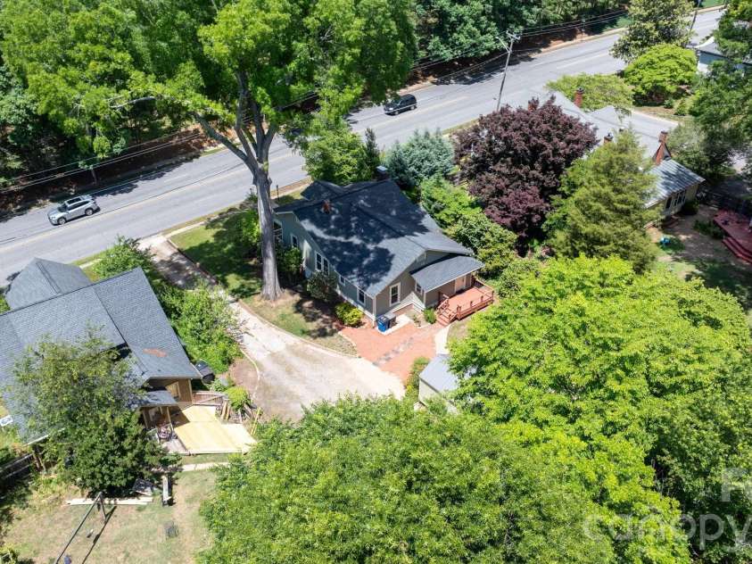722 Broad Street, Statesville, NC 28677.  MLS# CAR4382315, YatesRealty ID 23318. 