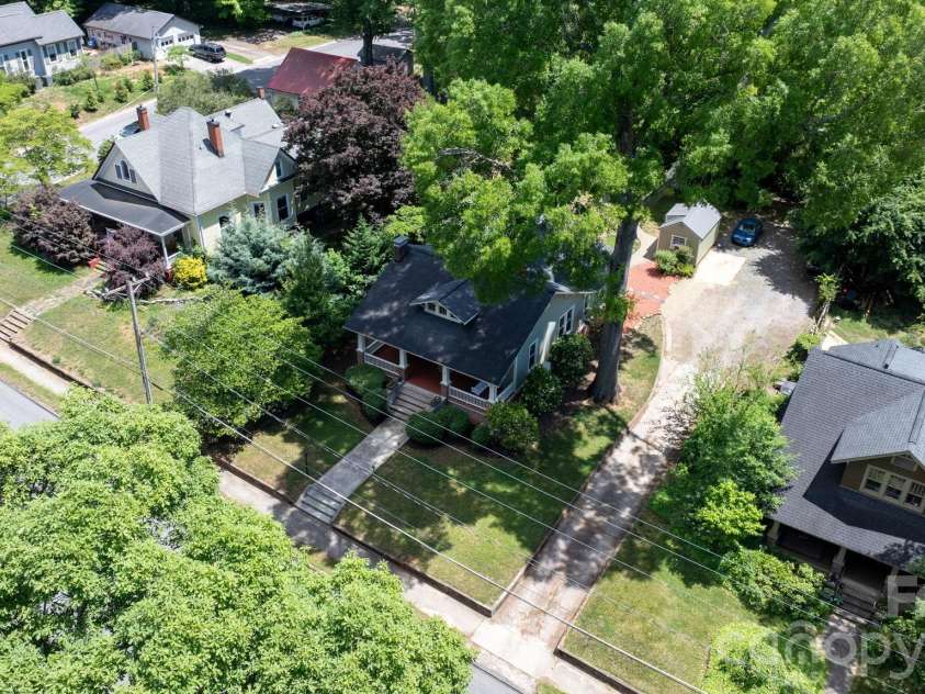 722 Broad Street, Statesville, NC 28677.  MLS# CAR4382315, YatesRealty ID 23318. 