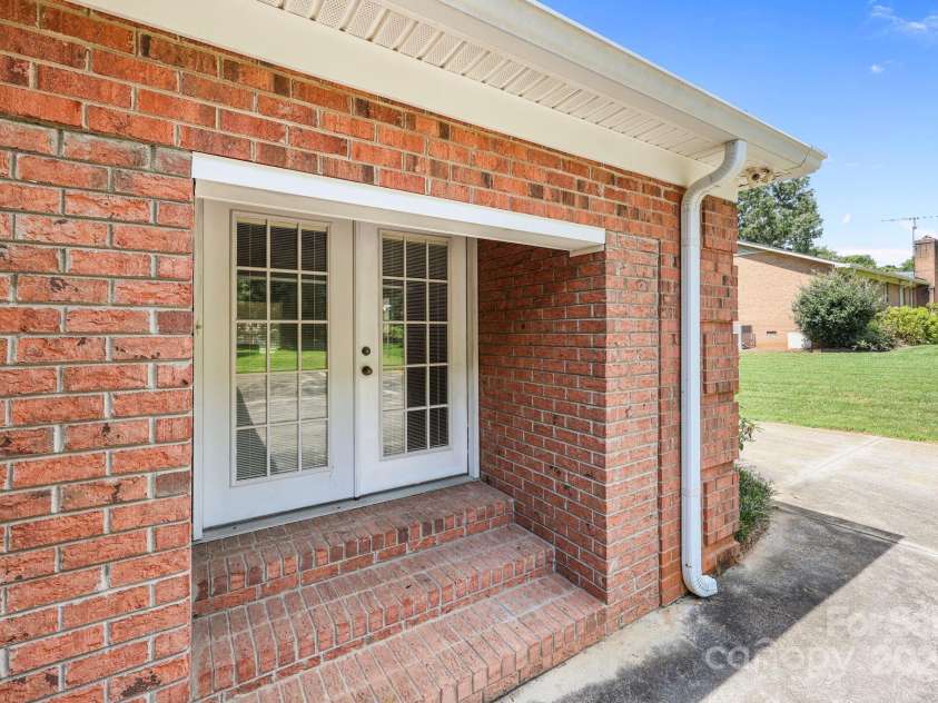 255 Quail Drive, Salisbury, NC 28147.  MLS# CAR4296842, YatesRealty ID 2332. 