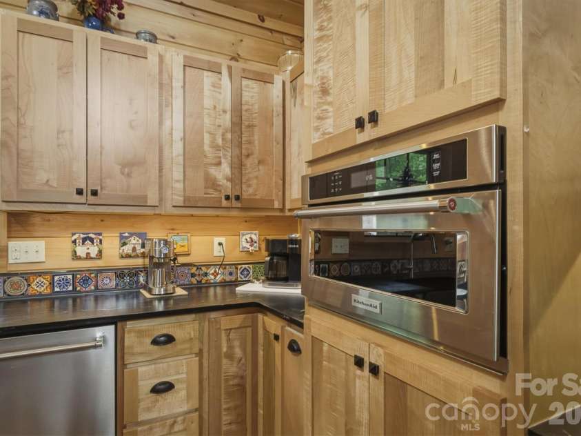 39 Lakeside Path, Nebo, NC 28761.  MLS# CAR4381532, YatesRealty ID 23320. Maple Cabinets