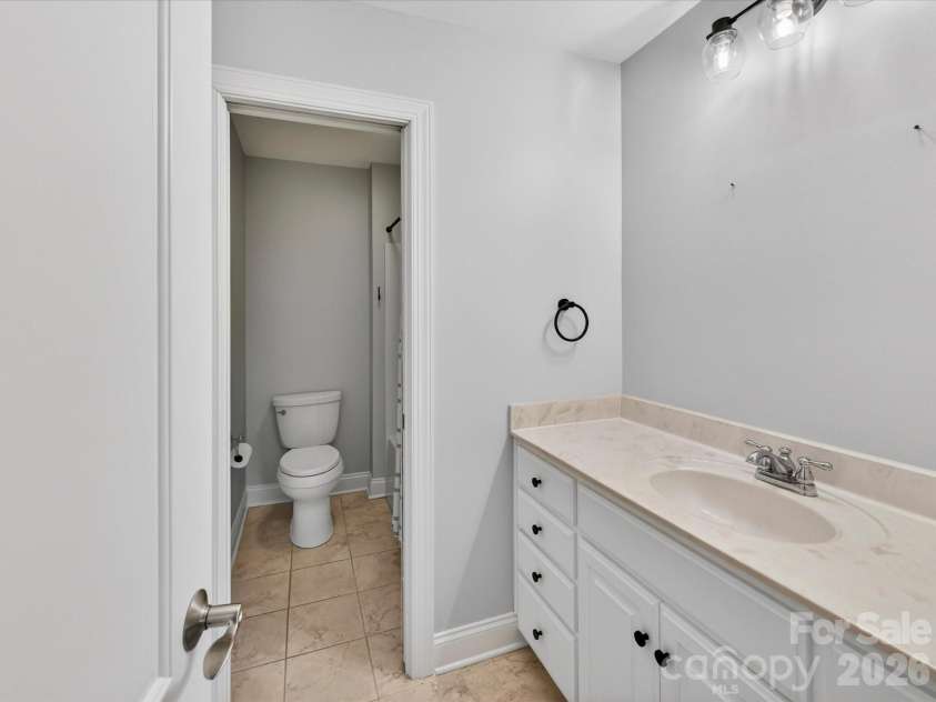 4510 Granite Hill Drive, Davidson, NC 28036.  MLS# CAR4381167, YatesRealty ID 23324. 