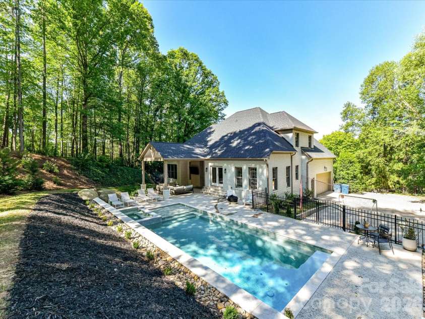 4510 Granite Hill Drive, Davidson, NC 28036.  MLS# CAR4381167, YatesRealty ID 23324. 