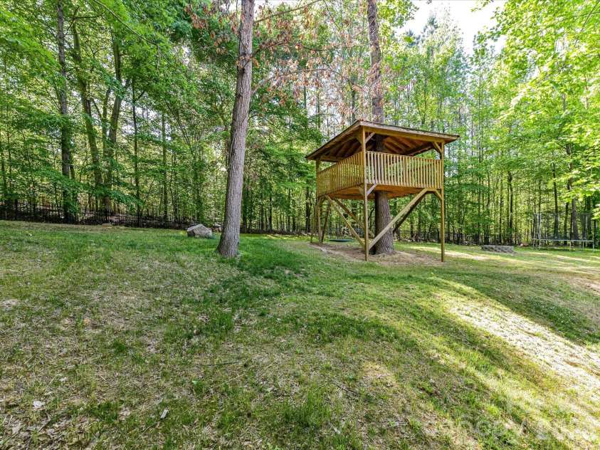 4510 Granite Hill Drive, Davidson, NC 28036.  MLS# CAR4381167, YatesRealty ID 23324. 
