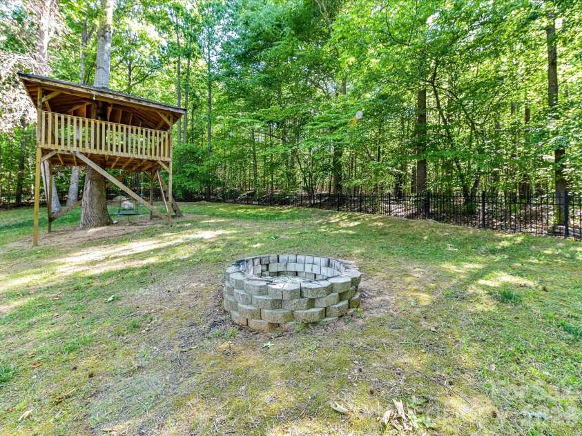 4510 Granite Hill Drive, Davidson, NC 28036.  MLS# CAR4381167, YatesRealty ID 23324. 