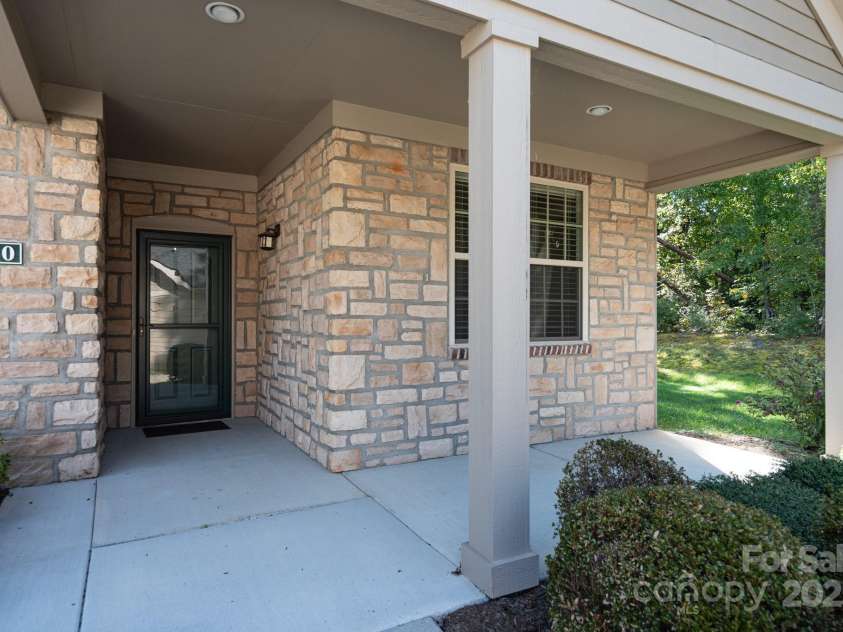 860 Wynnshire Drive, Hickory, NC 28601.  MLS# CAR4275296, YatesRealty ID 23329. 