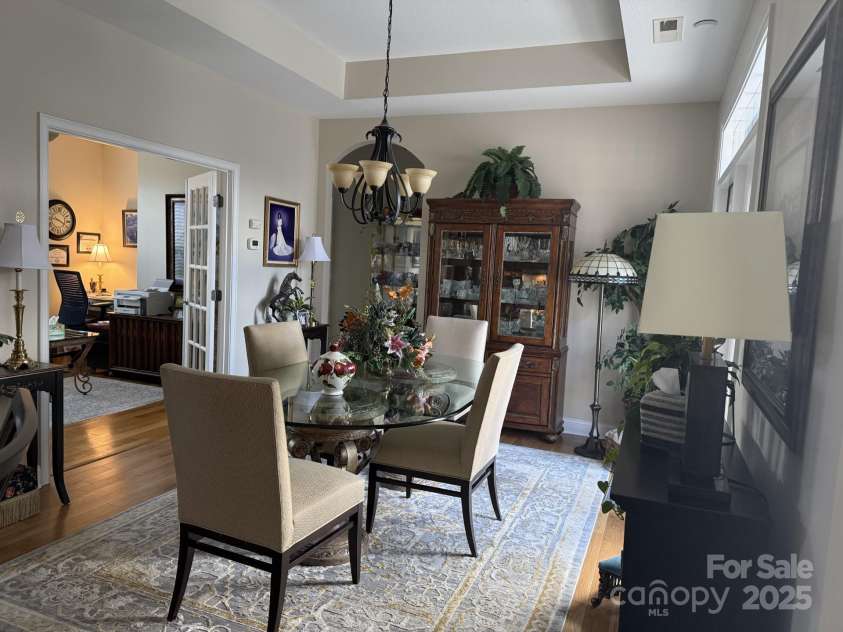 860 Wynnshire Drive, Hickory, NC 28601.  MLS# CAR4275296, YatesRealty ID 23329. 