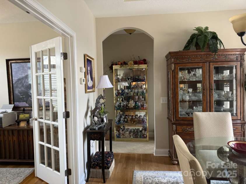 860 Wynnshire Drive, Hickory, NC 28601.  MLS# CAR4275296, YatesRealty ID 23329. 