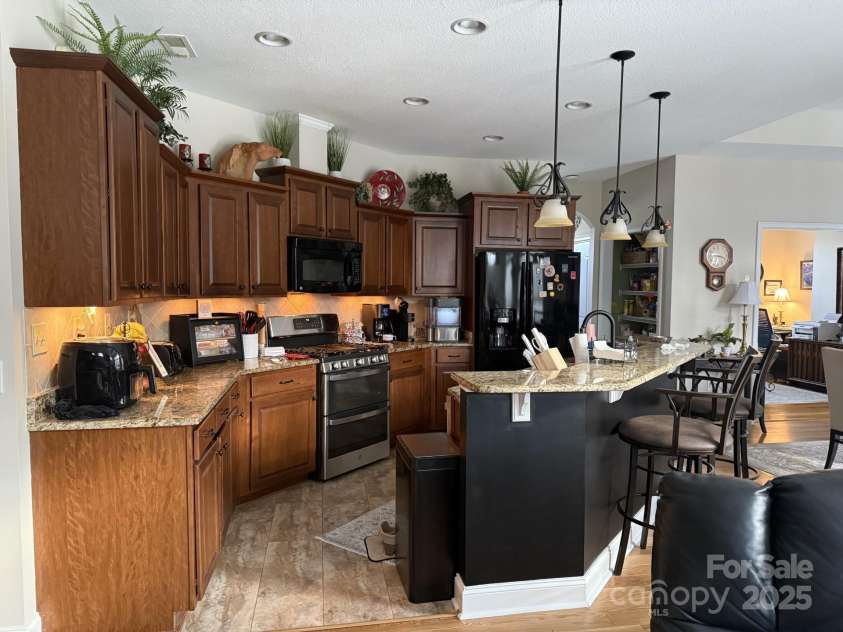 860 Wynnshire Drive, Hickory, NC 28601.  MLS# CAR4275296, YatesRealty ID 23329. 