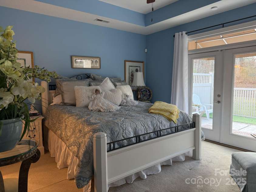 860 Wynnshire Drive, Hickory, NC 28601.  MLS# CAR4275296, YatesRealty ID 23329. 