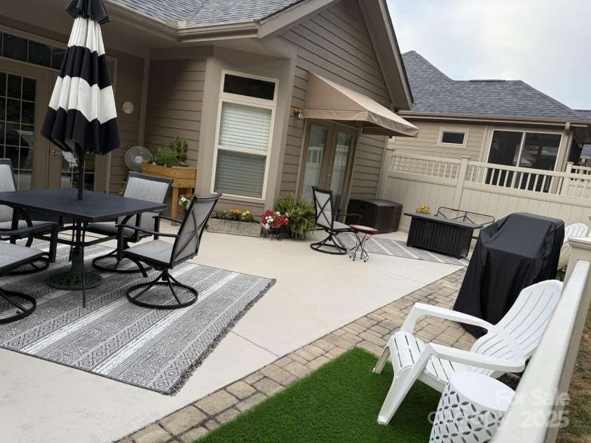 860 Wynnshire Drive, Hickory, NC 28601.  MLS# CAR4275296, YatesRealty ID 23329. 