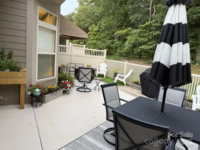 860 Wynnshire Drive, Hickory, NC 28601.  MLS# CAR4275296, YatesRealty ID 23329. 