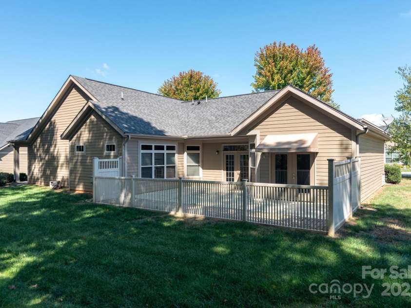 860 Wynnshire Drive, Hickory, NC 28601.  MLS# CAR4275296, YatesRealty ID 23329. 