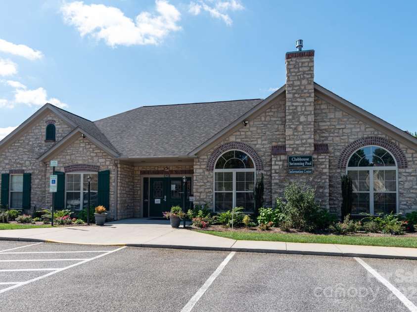 860 Wynnshire Drive, Hickory, NC 28601.  MLS# CAR4275296, YatesRealty ID 23329. 