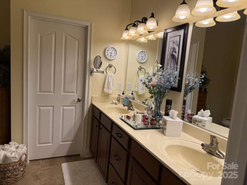 860 Wynnshire Drive, Hickory, NC 28601.  MLS# CAR4275296, YatesRealty ID 23329. 