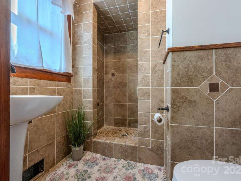 127 Reid Queen Drive, Little Switzerland, NC 28749.  MLS# CAR4326827, YatesRealty ID 2333. 