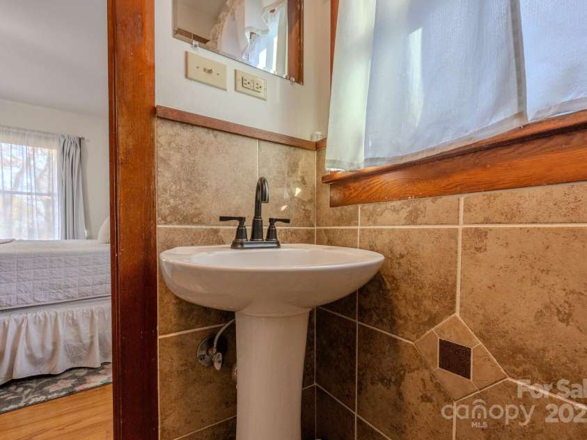 127 Reid Queen Drive, Little Switzerland, NC 28749.  MLS# CAR4326827, YatesRealty ID 2333. 