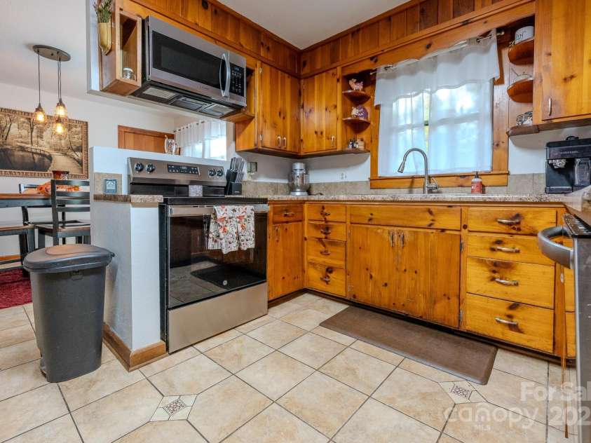 127 Reid Queen Drive, Little Switzerland, NC 28749.  MLS# CAR4326827, YatesRealty ID 2333. 