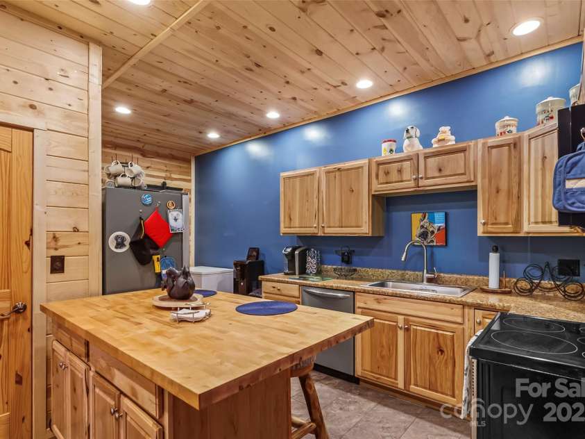 16 Saratoga Drive, Nebo, NC 28761.  MLS# CAR4273309, YatesRealty ID 23330. 