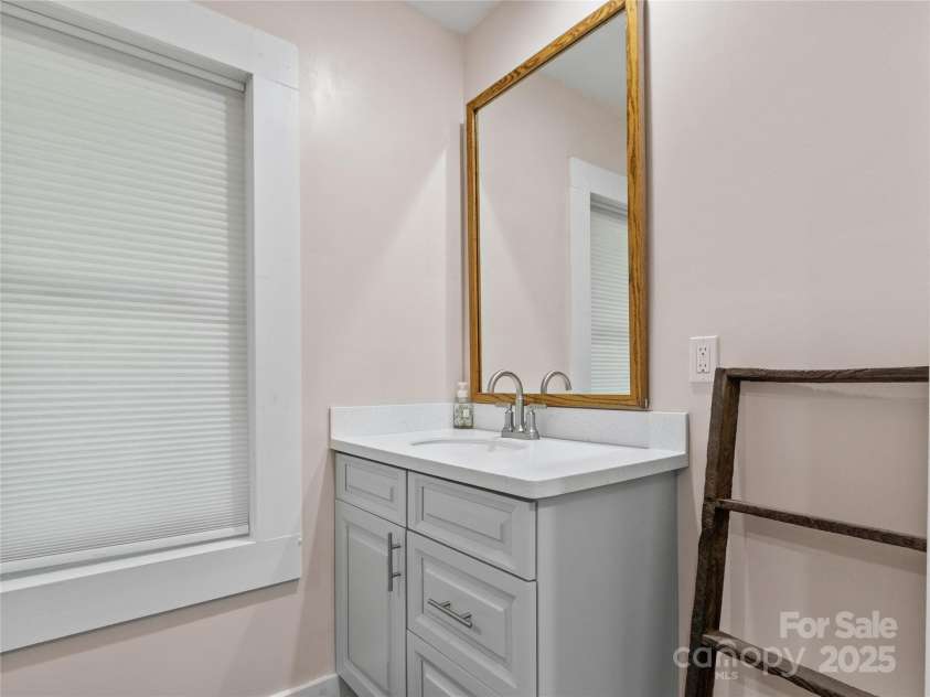 47 Old Chimney Drive, Burnsville, NC 28714.  MLS# CAR4269340, YatesRealty ID 23334. 2nd bedroom bathroom