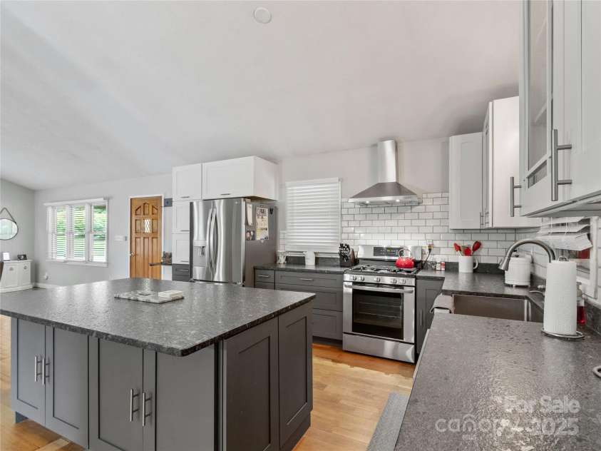 47 Old Chimney Drive, Burnsville, NC 28714.  MLS# CAR4269340, YatesRealty ID 23334. Huge island with lots of storage
